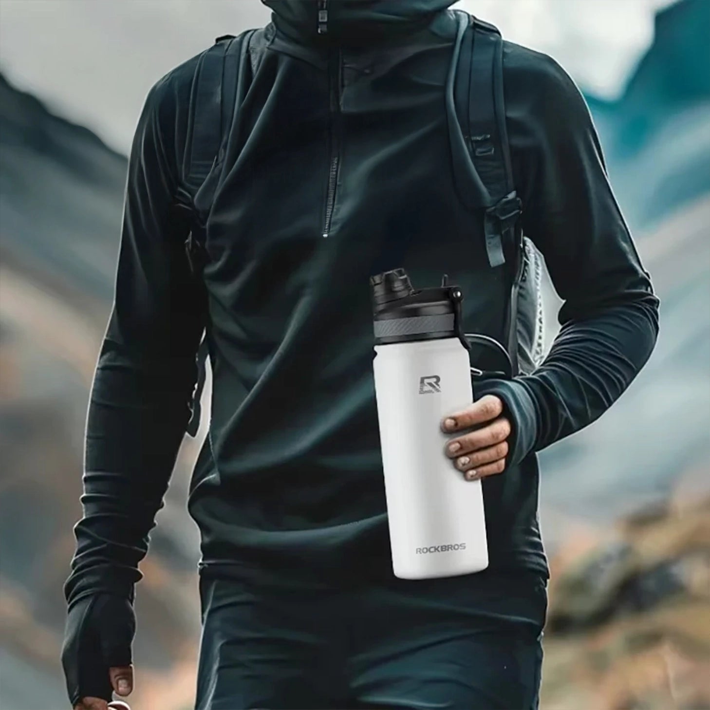 aventurier avec gourde en inox blanche