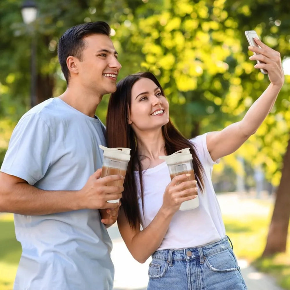 couple avec shaker électrique portable