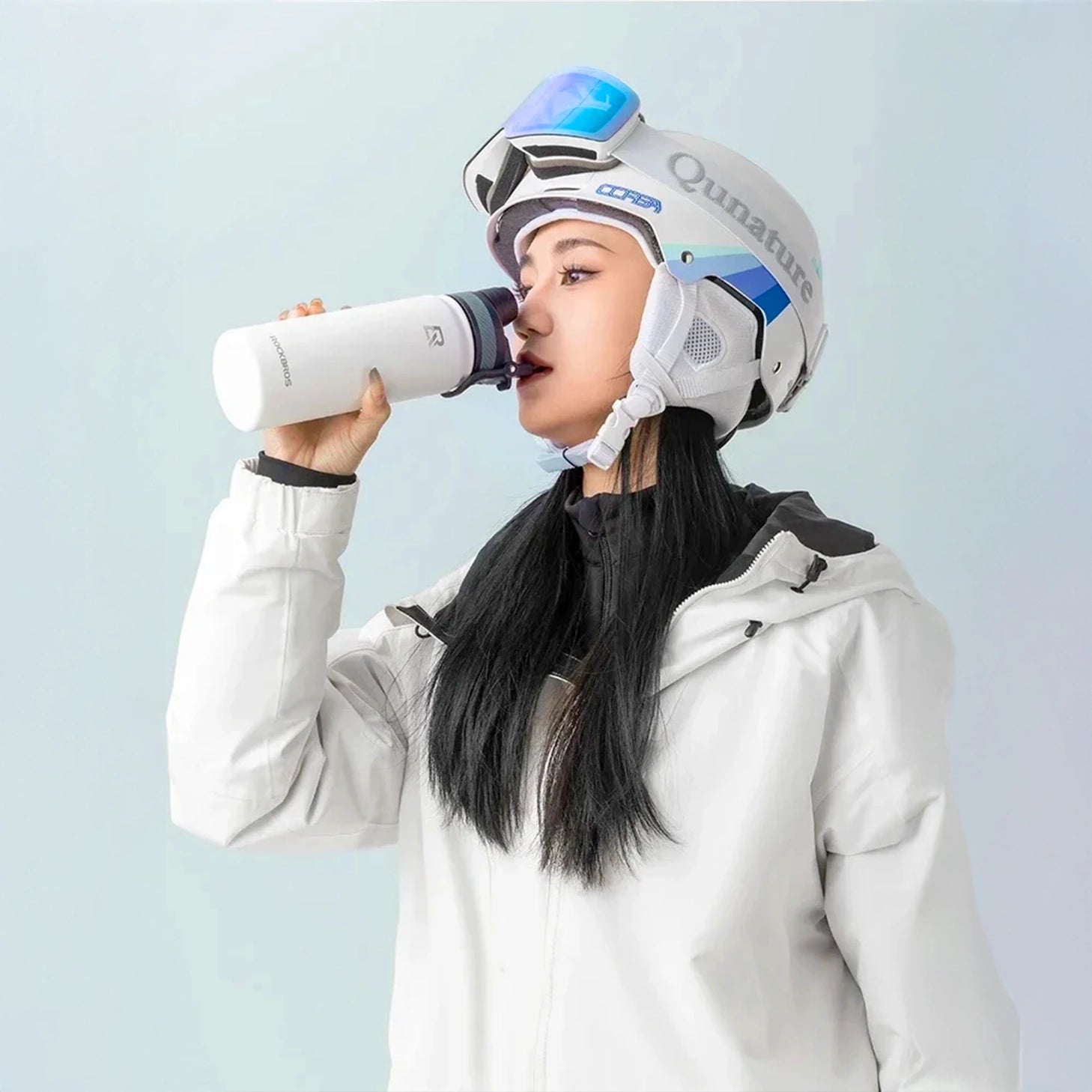 femme qui boit dans une gourde en acier inoxydable isotherme