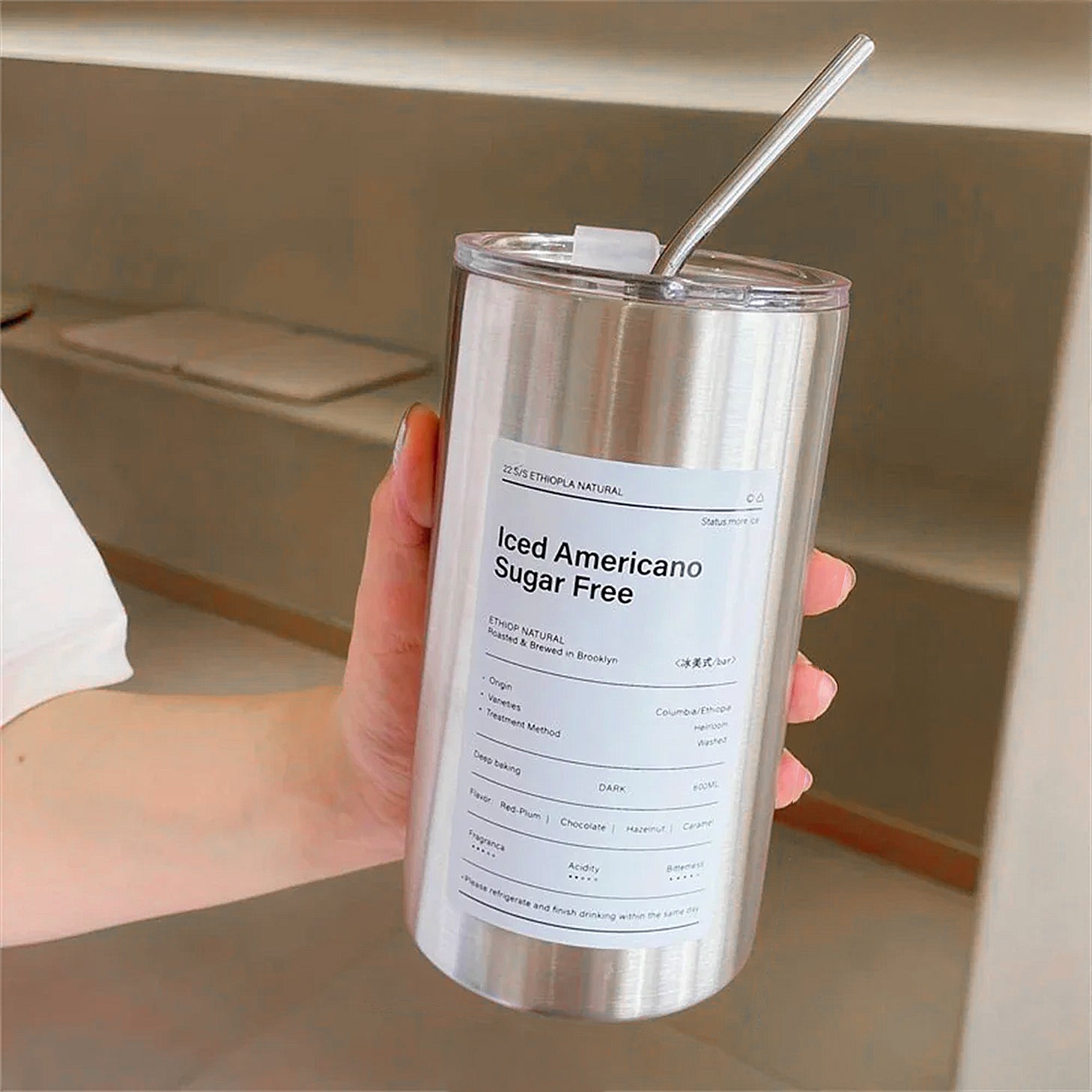 Gobelet thermique en inox avec paille et couvercle hermétique, idéal pour boissons froides comme l’iced americano. Réutilisable et design.