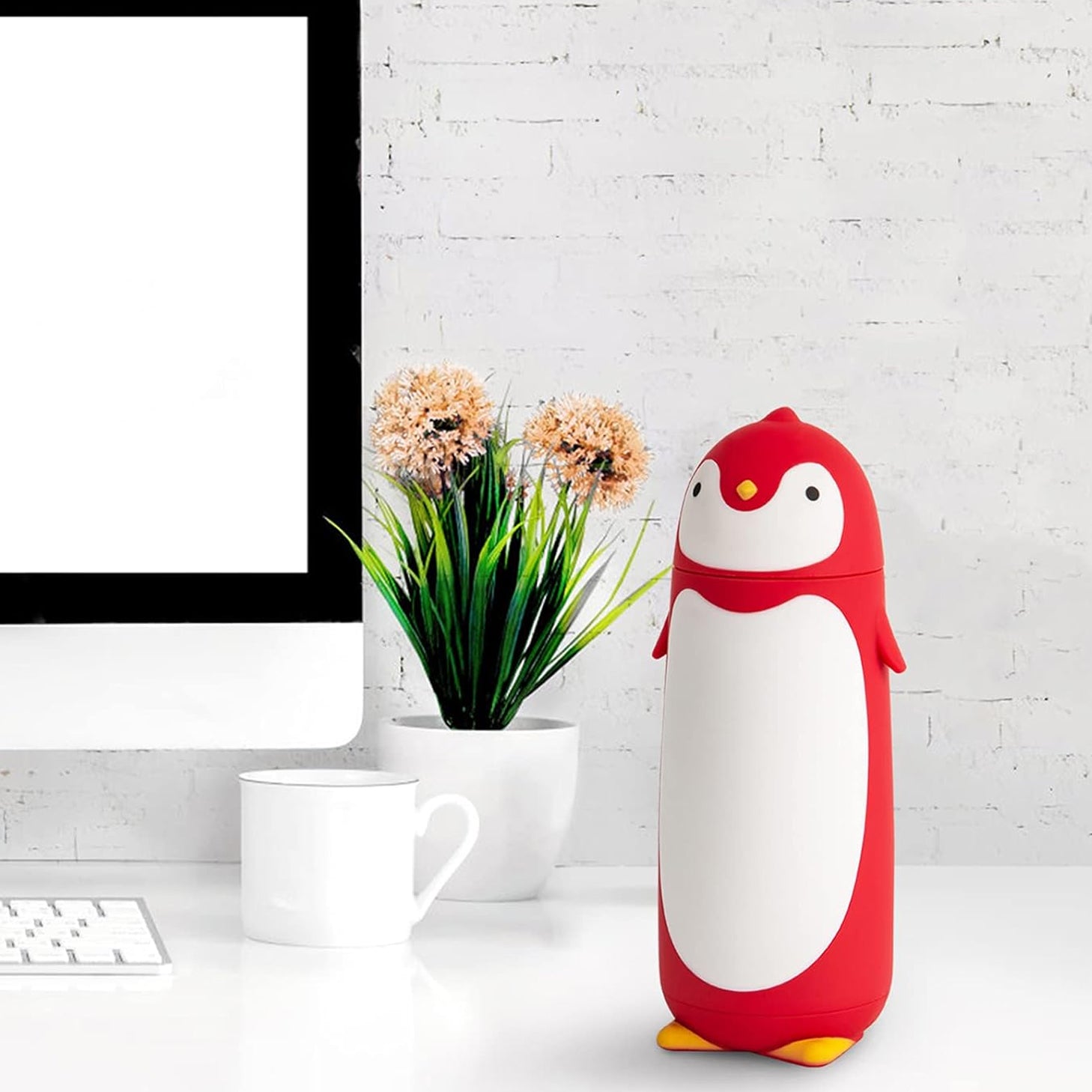 gourde réutilisable rouge en forme de pingouin