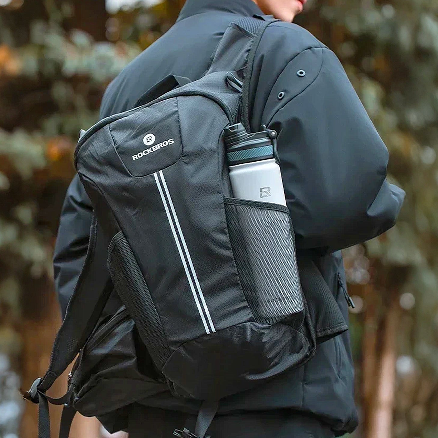 gourde blanche isotherme dans sac à dos