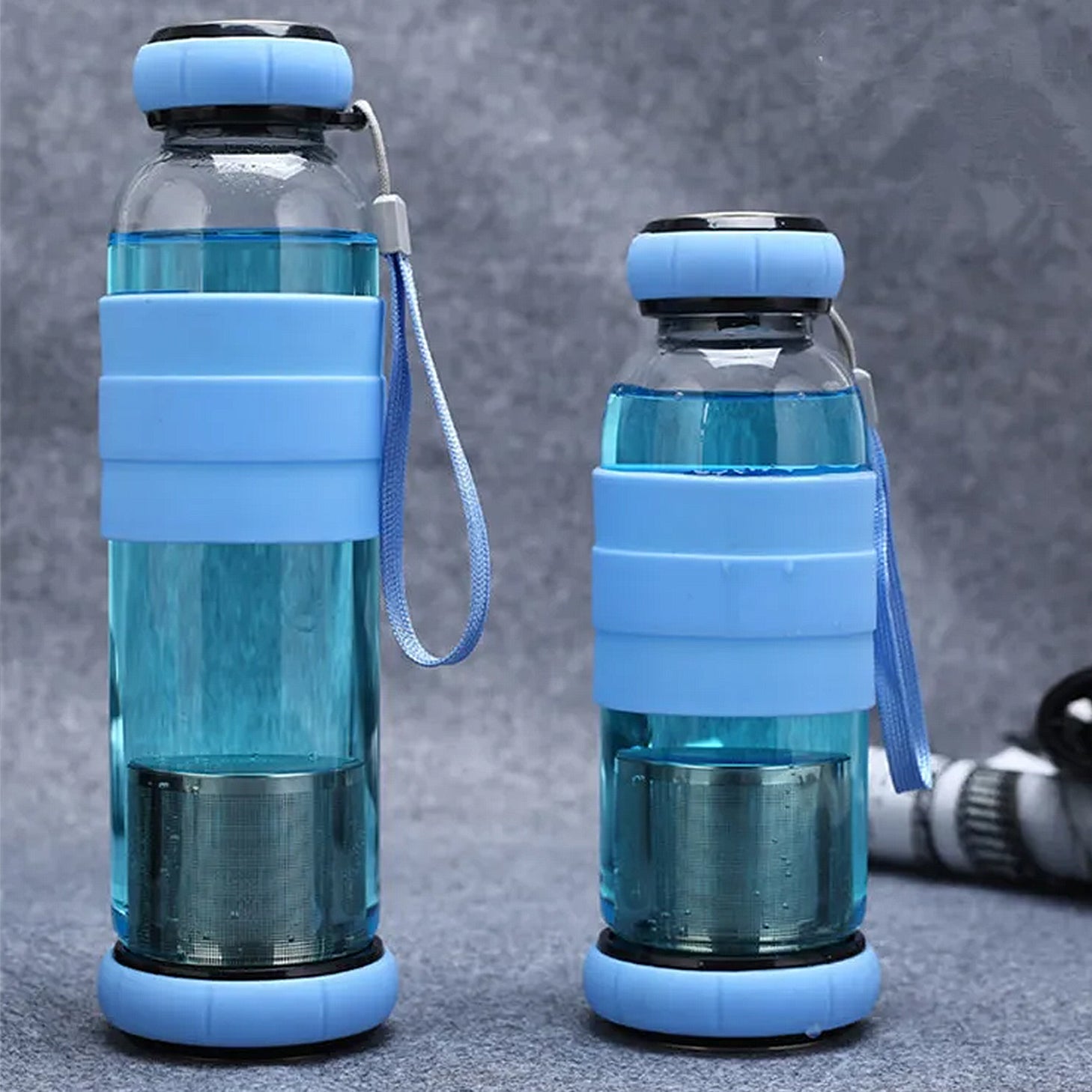 gourde en verre bleu avec protection et filtre à thé