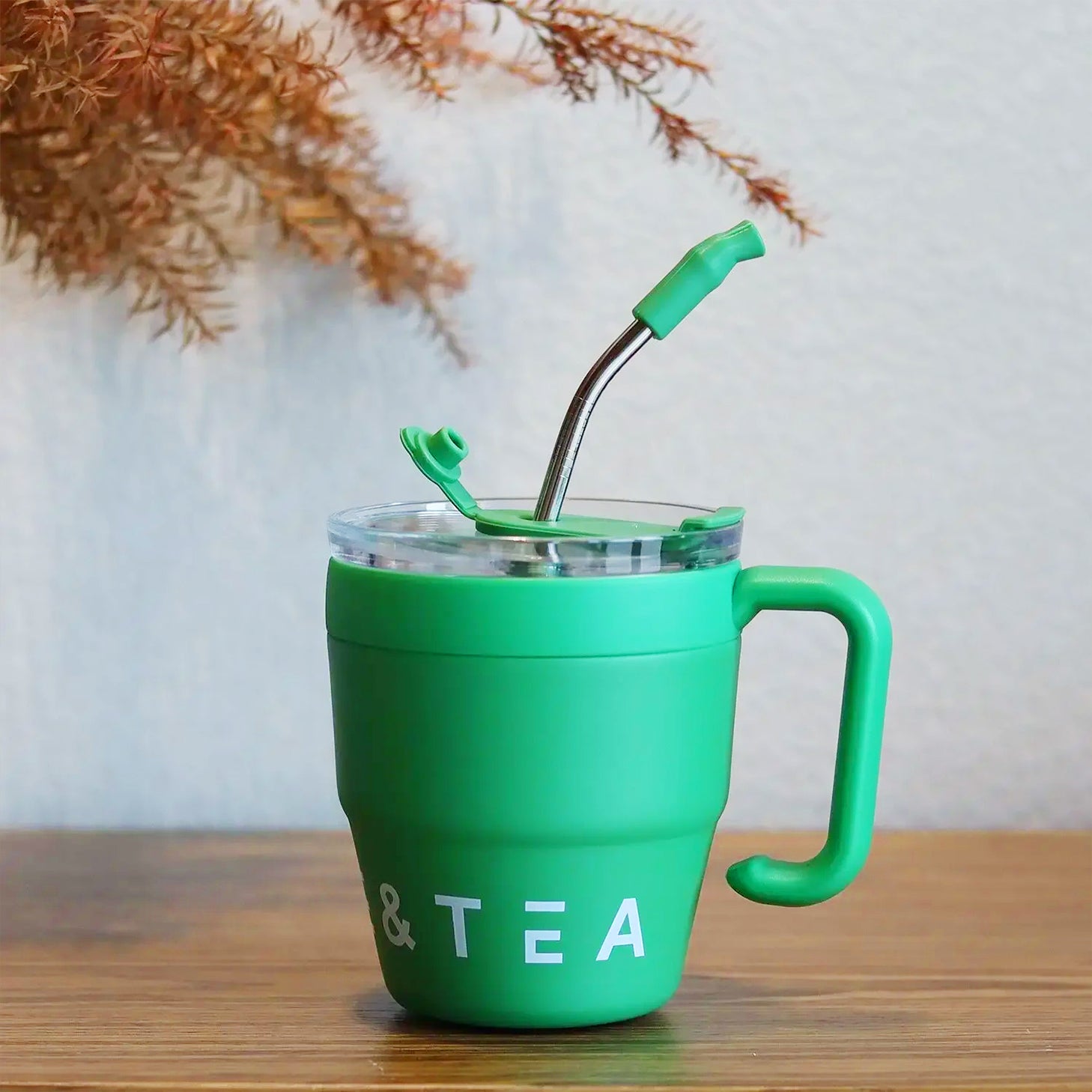 gourde tasse verte avec paille