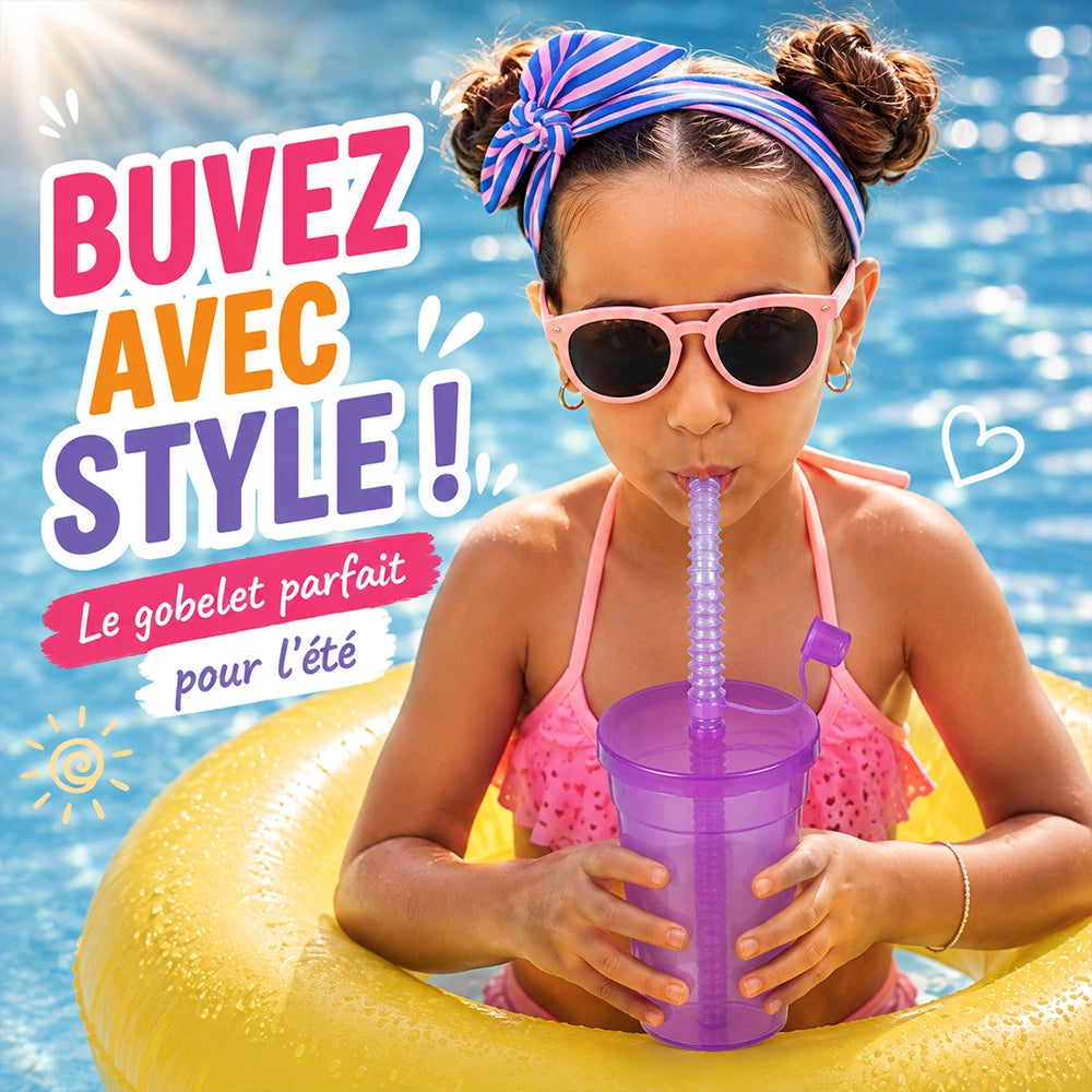 Enfant qui boit dans gourdes gobelets
