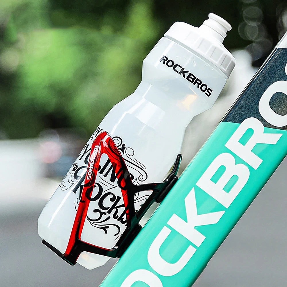 Gourde cyclisme blanche sur support vélo