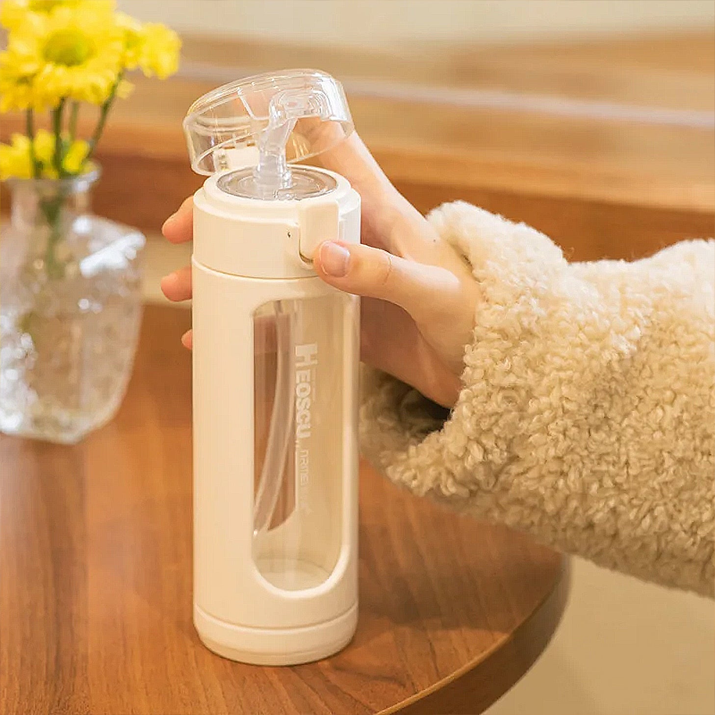 bouteille en verre avec paille