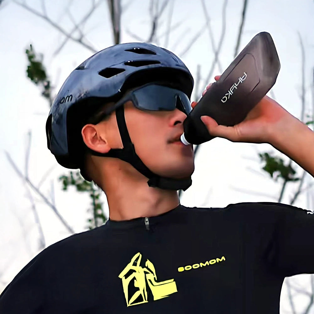 cycliste qui boit dans une gourde