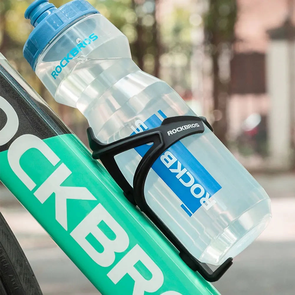 gourde vélo bleu et transparent sur support